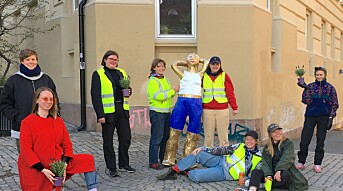 Pappklubben fra Kampen har laget Norges første lesbiske statue: – Målet er å sette lesbiske kvinner på sokkel, ikke på benk