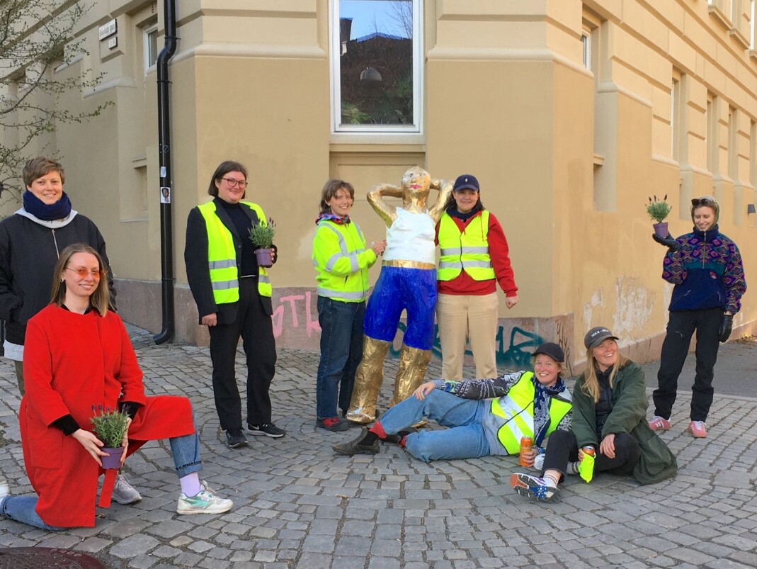 Pappklubben fra Kampen avduket skulpturen av lesbiske Mona på Ruth Maiers plass under Lesbian Visibility Day. Pappklubben fra Kampen avduket skulpturen av lesbiske Mona på Ruth Maiers plass under Lesbian Visibility Day.