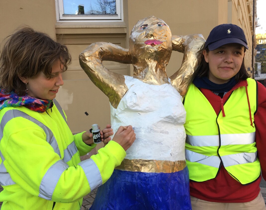 Mona males med refleksmaling, for synlighetens skyld. Her med Maria Refsland (t.h.) og kunstner Christa Barlinn Korvald fra Pappklubben. Mona males med refleksmaling, for synlighetens skyld. Her med Maria Refsland (t.h.) og kunstner Christa Barlinn Korvald fra Pappklubben.
