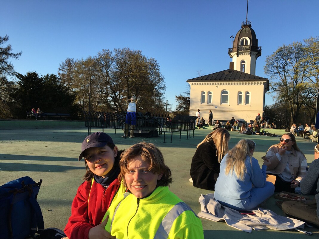 Mona ble fraktet videre til St. Hanshaugenparken og ble plassert på hedersplass midt i fontenen. Maria Refsland (t.v.) og Christa Barlinn Korvald i front. Mona ble fraktet videre til St. Hanshaugenparken og ble plassert på hedersplass midt i fontenen. Maria Refsland (t.v.) og Christa Barlinn Korvald i front.
