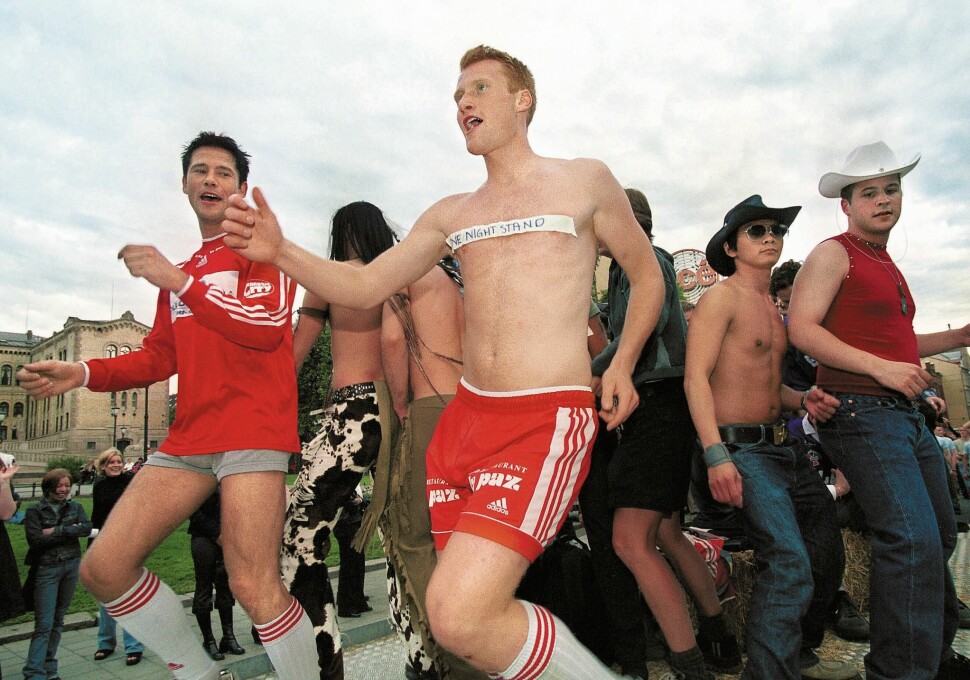 Nesodden-trener Lars Richard Bache (t.v.) sto fram som Norges eneste fotballhomo i Aftenposten i 2000. Her går han i Pride-paraden i Oslo i 2001.