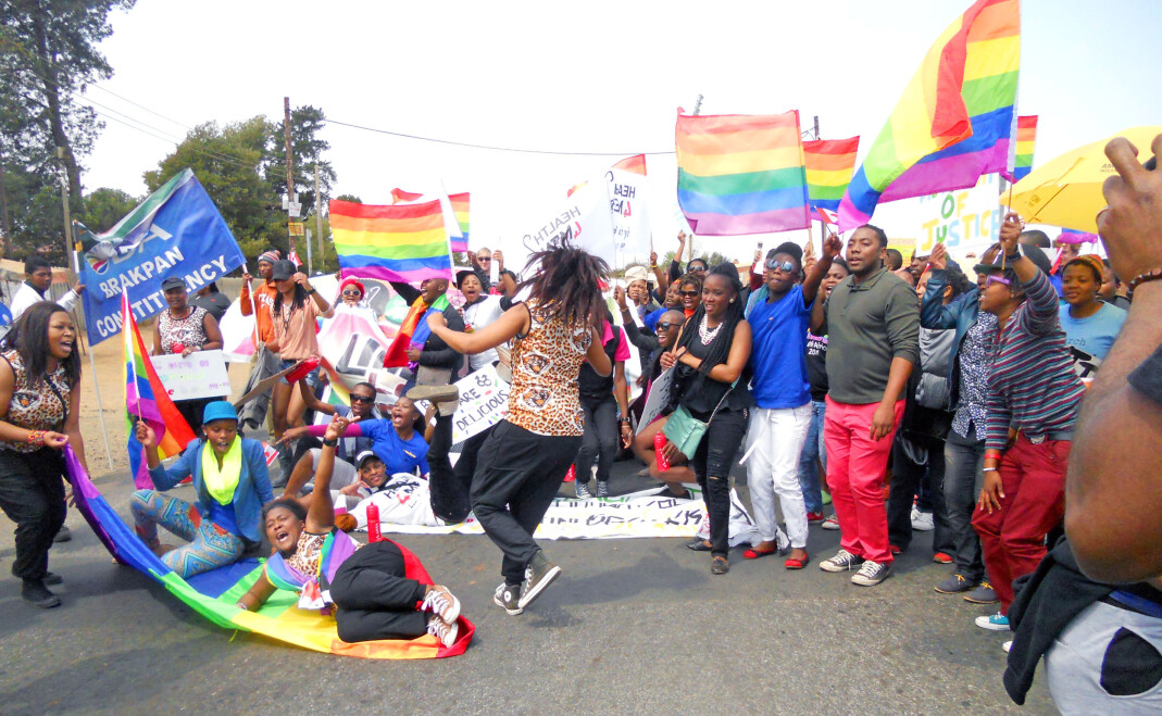Lesbiske feminister fra One in Nine-kampanjen, et tall som indikerer at bare én av ni voldtekter blir anmeldt til politiet, prøvde å stoppe Johannesburg Pride-paraden i 2012 under slagordet: «Ingen grunn til feiring!». Lesbiske feminister fra One in Nine-kampanjen, et tall som indikerer at bare én av ni voldtekter blir anmeldt til politiet, prøvde å stoppe Johannesburg Pride-paraden i 2012 under slagordet: «Ingen grunn til feiring!».