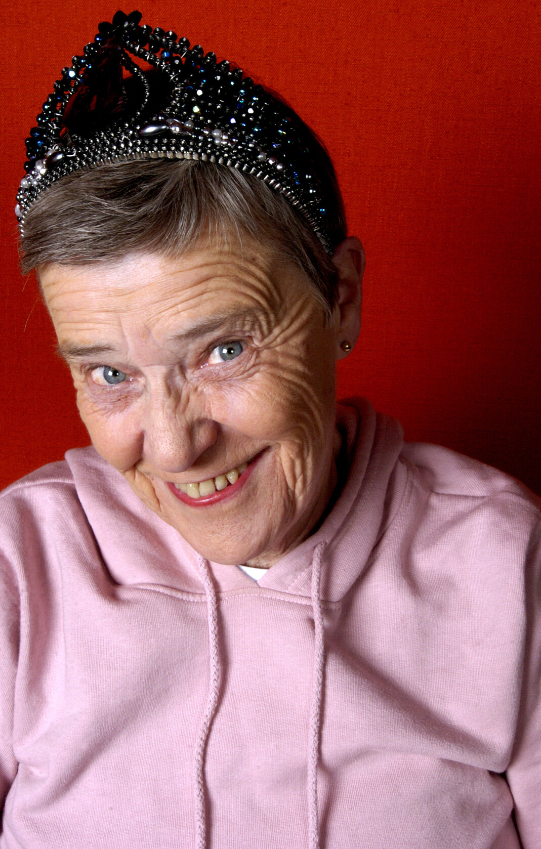 For over 60 år siden Kim Friele satt på en benk utenfor Nasjonalteatret og kikket etter damer med kort hår og buksedresser. Nå er hun Norges mest legendariske homorettighetsforkjemper. For over 60 år siden Kim Friele satt på en benk utenfor Nasjonalteatret og kikket etter damer med kort hår og buksedresser. Nå er hun Norges mest legendariske homorettighetsforkjemper.