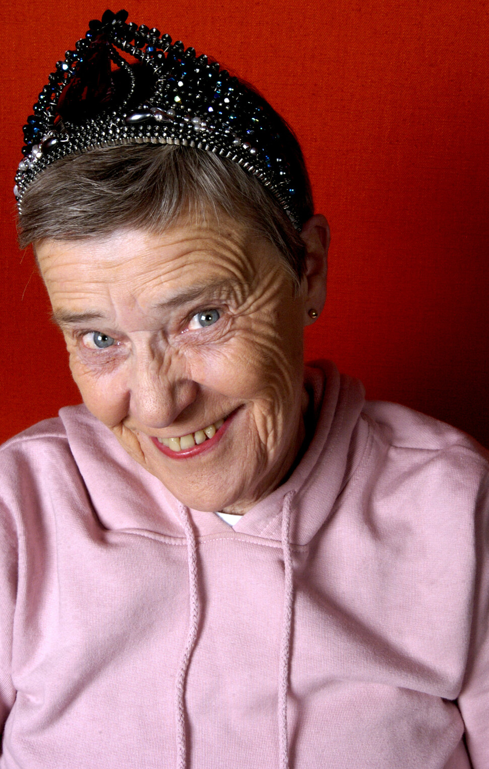 For over 60 år siden Kim Friele satt på en benk utenfor Nasjonalteatret og kikket etter damer med kort hår og buksedresser. Nå er hun Norges mest legendariske homorettighetsforkjemper.