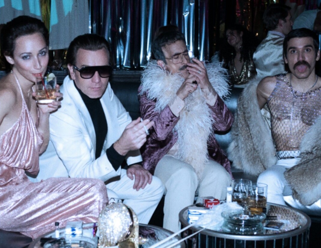 Ewan McGregor, i midten med solbriller, spiller den kjente designeren Roy Halston i den nye Netflixserien «Halston». Ewan McGregor, i midten med solbriller, spiller den kjente designeren Roy Halston i den nye Netflixserien «Halston».
