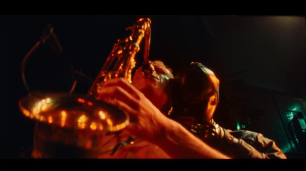 Bendik Giske, «Brist», filmstill av live performance (2021). Produsert i samarbeid med Matt Lambert. Bendik Giske, «Brist», filmstill av live performance (2021). Produsert i samarbeid med Matt Lambert.
