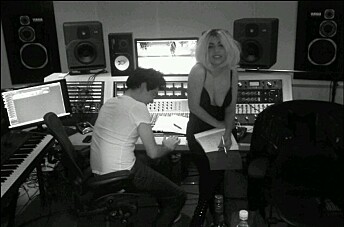 Visste du at «Born This Way» er litt norsk? Her er Lady Gaga i Livingroom Studios i Oslo i februar 2011, for å spille inn deler av tittelsporet, sammen med «Donkeyboy»-produsentene Simen Eriksrud og Espen Berg. Visste du at «Born This Way» er litt norsk? Her er Lady Gaga i Livingroom Studios i Oslo i februar 2011, for å spille inn deler av tittelsporet, sammen med «Donkeyboy»-produsentene Simen Eriksrud og Espen Berg.