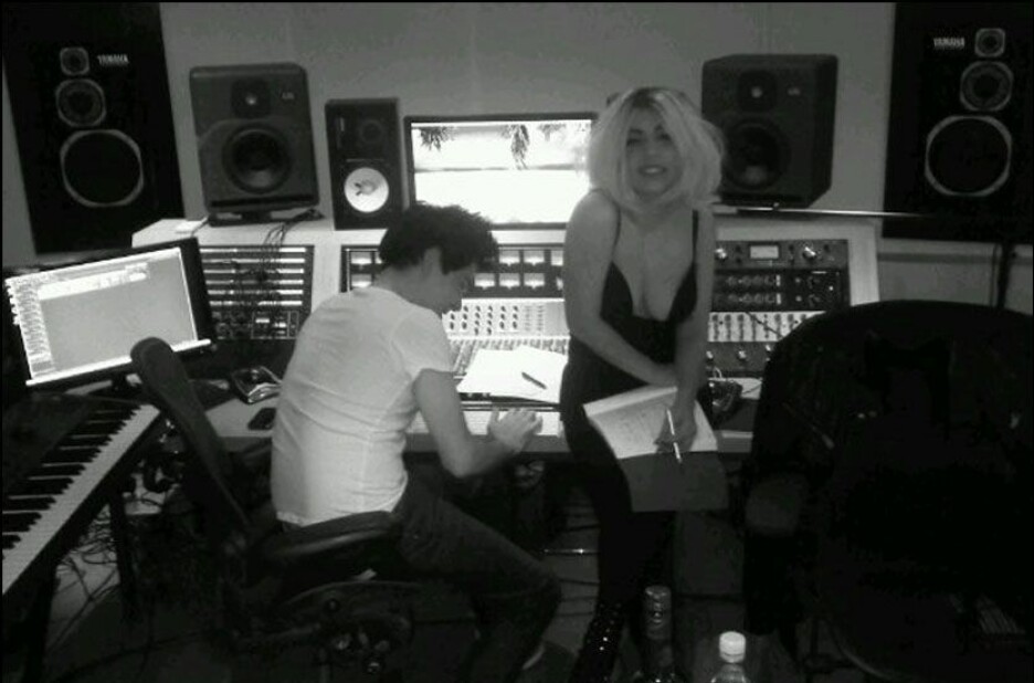 Visste du at «Born This Way» er litt norsk? Her er Lady Gaga i Livingroom Studios i Oslo i februar 2011, for å spille inn deler av tittelsporet, sammen med «Donkeyboy»-produsentene Simen Eriksrud og Espen Berg.