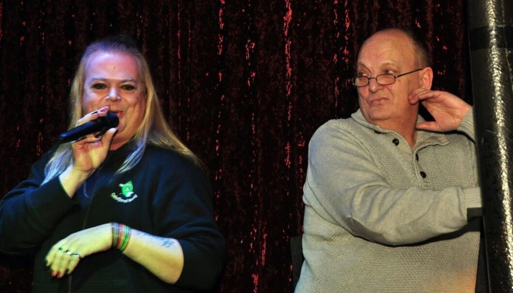 Håkon Karlsen (t.v.) har vært karaokevert på London Pub i mange år. Her vurderer han innsatsen til Anne Berit Lofstad. Håkon Karlsen (t.v.) har vært karaokevert på London Pub i mange år. Her vurderer han innsatsen til Anne Berit Lofstad.
