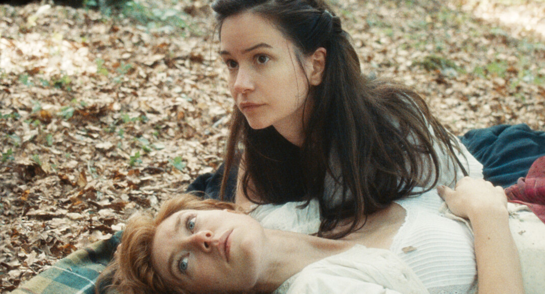 Den norske regissøren Mona Fastvold ble nominert til Gulløven i Venezia for kjærlighetshistorien mellom Abigail (Katherine Waterston) og Tallie (Vanessa Kirby). Den norske regissøren Mona Fastvold ble nominert til Gulløven i Venezia for kjærlighetshistorien mellom Abigail (Katherine Waterston) og Tallie (Vanessa Kirby).
