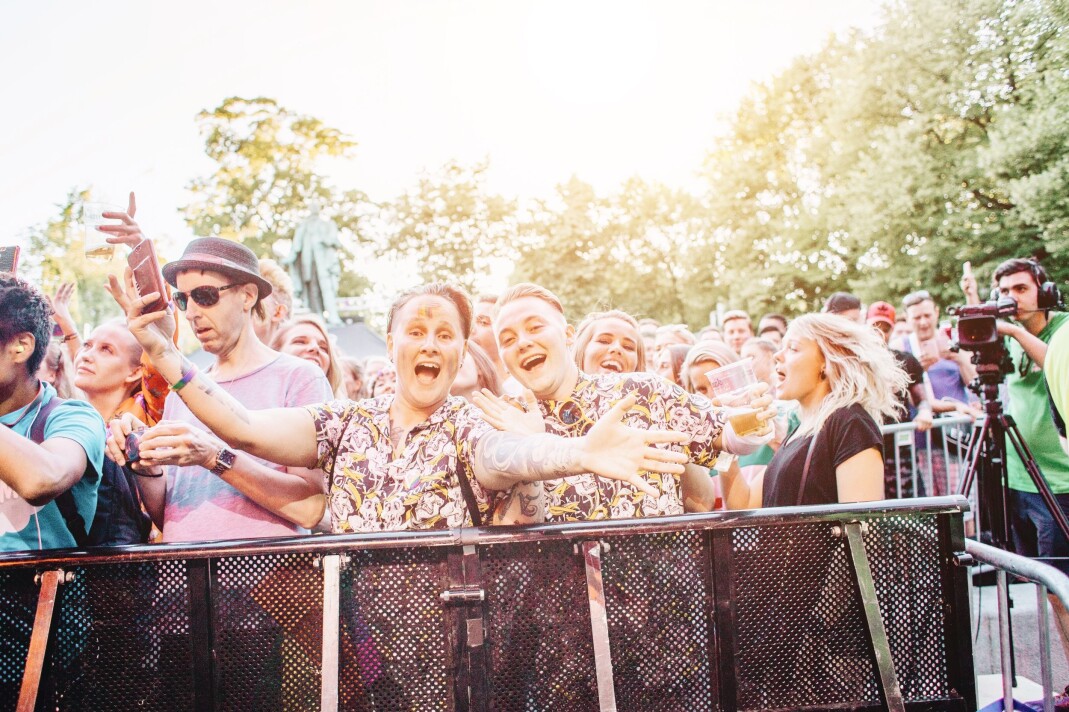 Publikum storkoste seg foran hovedscenen i Pride Park i 2018. Etter en digital festival i 2020, er Oslo Pride endelig tilbake i (delvis) fysisk form. Publikum storkoste seg foran hovedscenen i Pride Park i 2018. Etter en digital festival i 2020, er Oslo Pride endelig tilbake i (delvis) fysisk form.