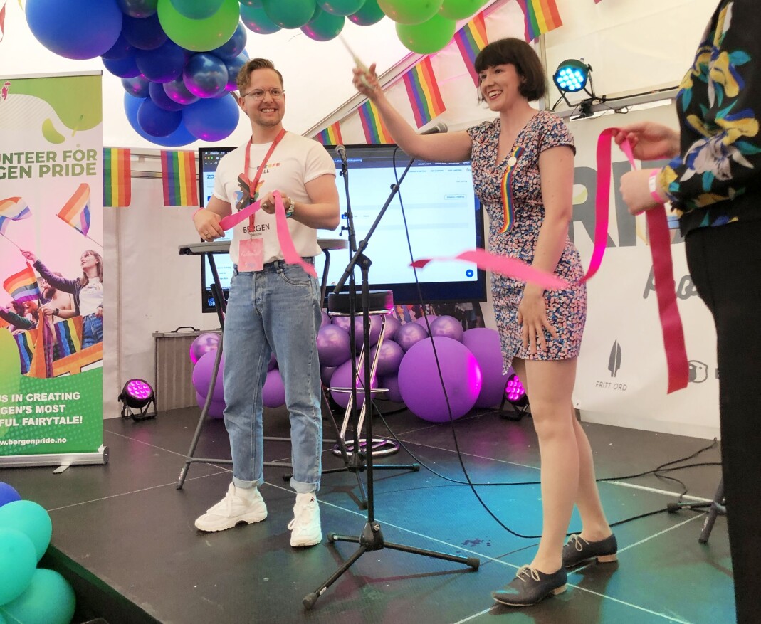 Festivalsjef Joakim Aadland og byråd for kultur, mangfold og likestilling, Katrine Nødtvedt (MDG) klippet snoren i Pride House-teltet i Bergen sentrum. Festivalsjef Joakim Aadland og byråd for kultur, mangfold og likestilling, Katrine Nødtvedt (MDG) klippet snoren i Pride House-teltet i Bergen sentrum.
