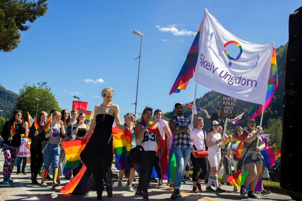 Strålende sol og fornøyde paradedeltakere i Førde under fjorårets Sofjo Pride. Strålende sol og fornøyde paradedeltakere i Førde under fjorårets Sofjo Pride.