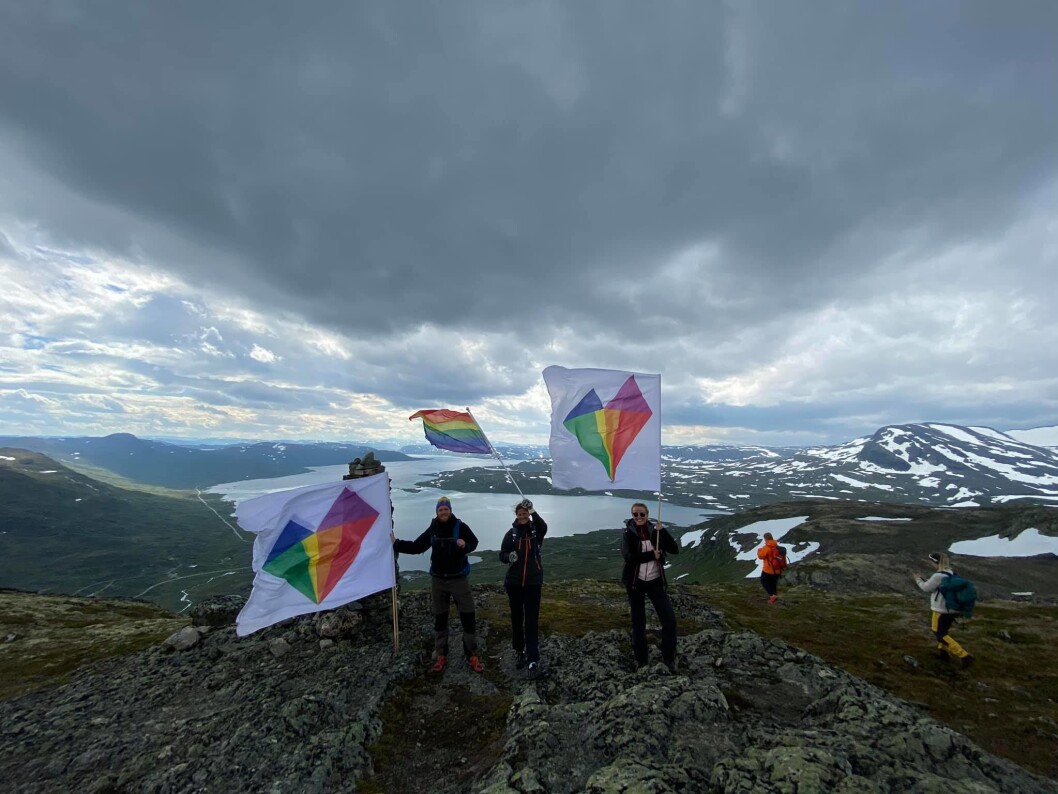 I år feires Valdres Pride for andre gang. Vinje Pride tok i fjor med seg festivalflagget til toppen av Torshammeren. I år feires Valdres Pride for andre gang. Vinje Pride tok i fjor med seg festivalflagget til toppen av Torshammeren.