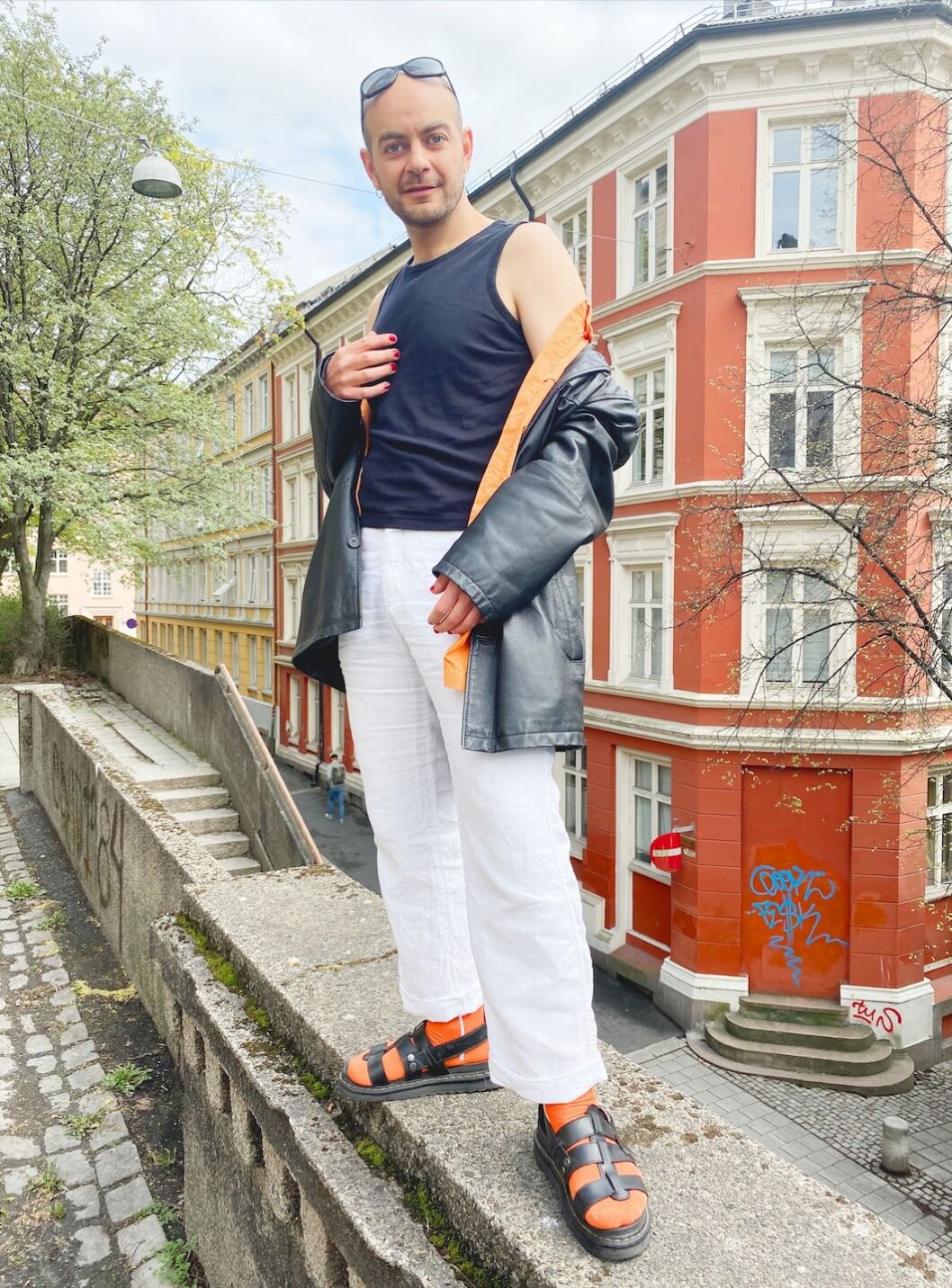 – Ofte liker jeg å ha på meg noe som kan tolkes som feminint fordi jeg ikke føler meg helt komfortabel i et veldig maskulint antrekk, sier Bassel Hatoum. – Ofte liker jeg å ha på meg noe som kan tolkes som feminint fordi jeg ikke føler meg helt komfortabel i et veldig maskulint antrekk, sier Bassel Hatoum.