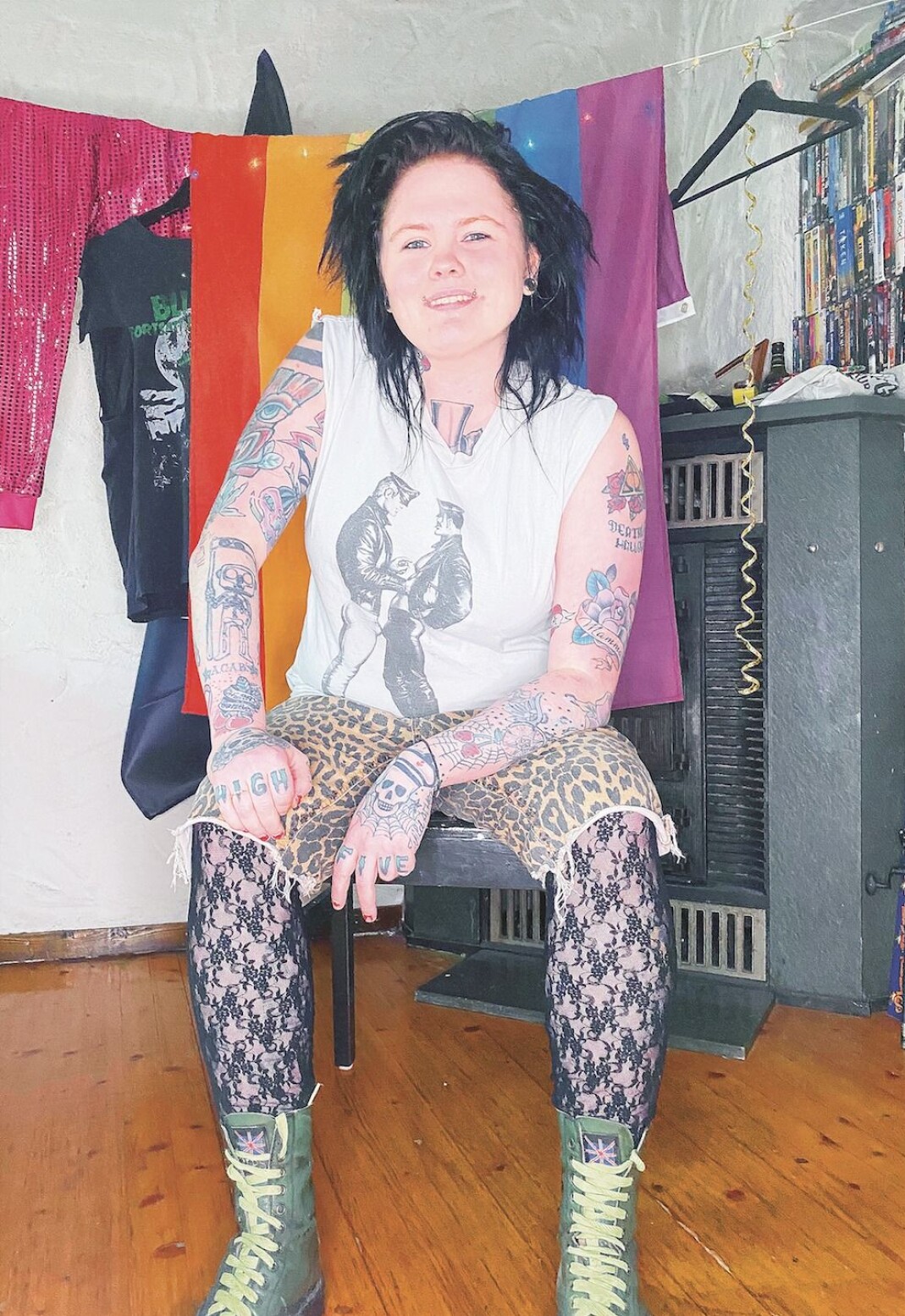 Et typisk bra dag-antrekk. En blanding av alt under regnbuen. For meg symboliserer det mange av mine forskjellige sider. Boots fra pønken, strømper og shorts fra glamrocken og t-skjorte fra min skeive side. Elsker når folk ikke klarer å sette meg i en spesifikk boks. Et typisk bra dag-antrekk. En blanding av alt under regnbuen. For meg symboliserer det mange av mine forskjellige sider. Boots fra pønken, strømper og shorts fra glamrocken og t-skjorte fra min skeive side. Elsker når folk ikke klarer å sette meg i en spesifikk boks.