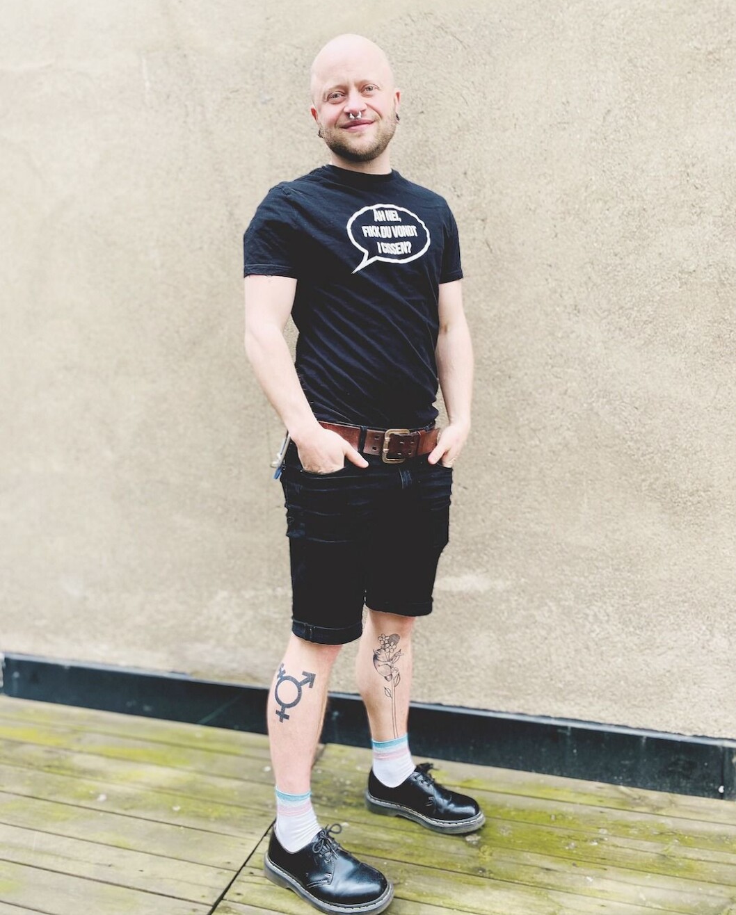 – Vet ikke helt hvor jeg skal plassere dette stilmessig Det er bare en shorts, Doc Martens, transfarga glittersokker pluss en t-skjorte som gjør narr av cisfolkas følelser. Dette er et typisk meg-antrekk. Jeg liker svarte klær og har ofte t-skjorter med politiske budskap. – Vet ikke helt hvor jeg skal plassere dette stilmessig Det er bare en shorts, Doc Martens, transfarga glittersokker pluss en t-skjorte som gjør narr av cisfolkas følelser. Dette er et typisk meg-antrekk. Jeg liker svarte klær og har ofte t-skjorter med politiske budskap.