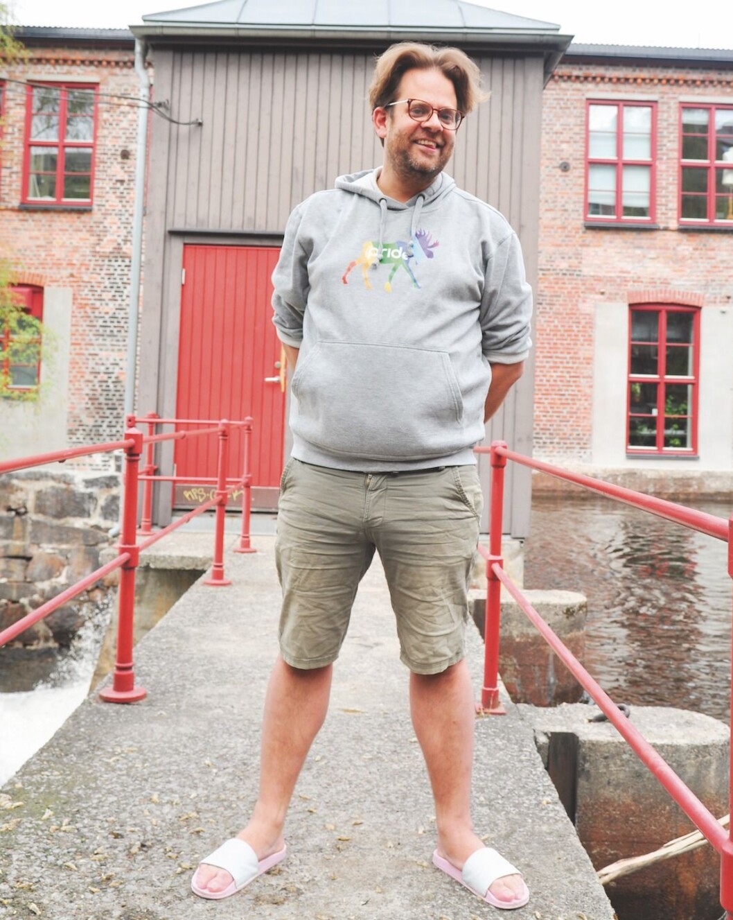 – Rosa sandaler fra internett, shorts fra en ferietur utenlands og en hettegenser fra verdens beste NamdalsPride, er det mest komfortable jeg eier. Det er ikke så mye statement egentlig, men genseren kunne vel gitt meg en bot ganske mange steder i verden, sier Petter Dille Som karakteriserer stilen sin som casual og tilfeldig. – Rosa sandaler fra internett, shorts fra en ferietur utenlands og en hettegenser fra verdens beste NamdalsPride, er det mest komfortable jeg eier. Det er ikke så mye statement egentlig, men genseren kunne vel gitt meg en bot ganske mange steder i verden, sier Petter Dille Som karakteriserer stilen sin som casual og tilfeldig.