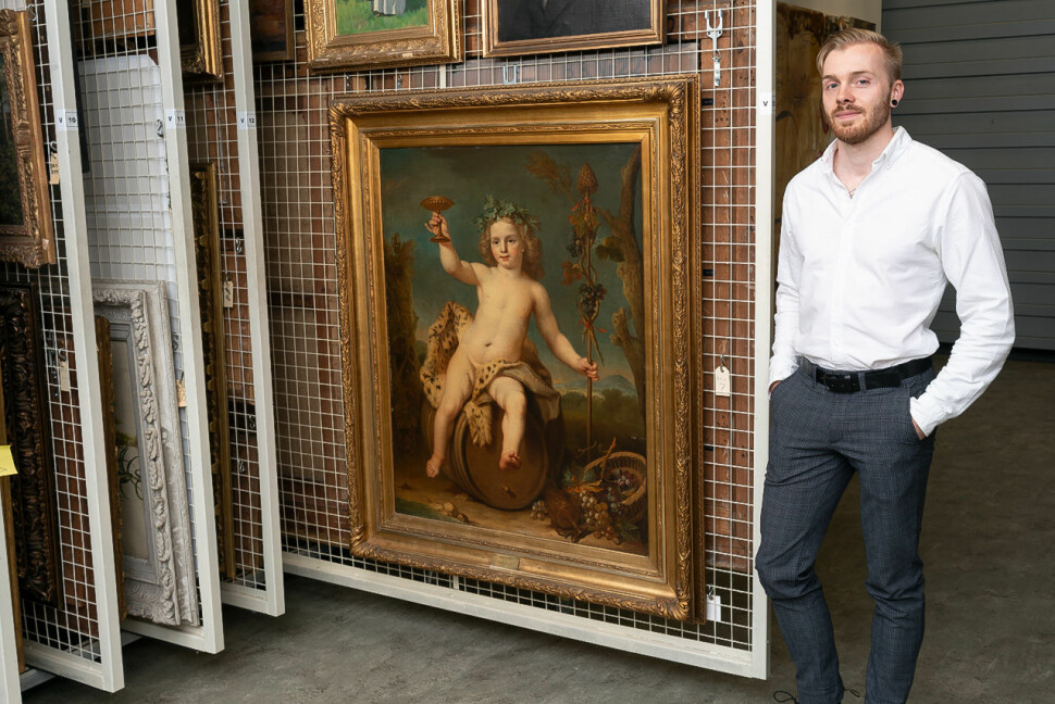 Prosjektansvarlig for Skeivt kulturår ved KODE, Mathias Skaset, foran maleriet «Bacchus som barn» i KODEs magasin.