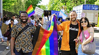 Solidaritetsparade farget ambassadestrøket i Oslo i regnbuefarger og protest