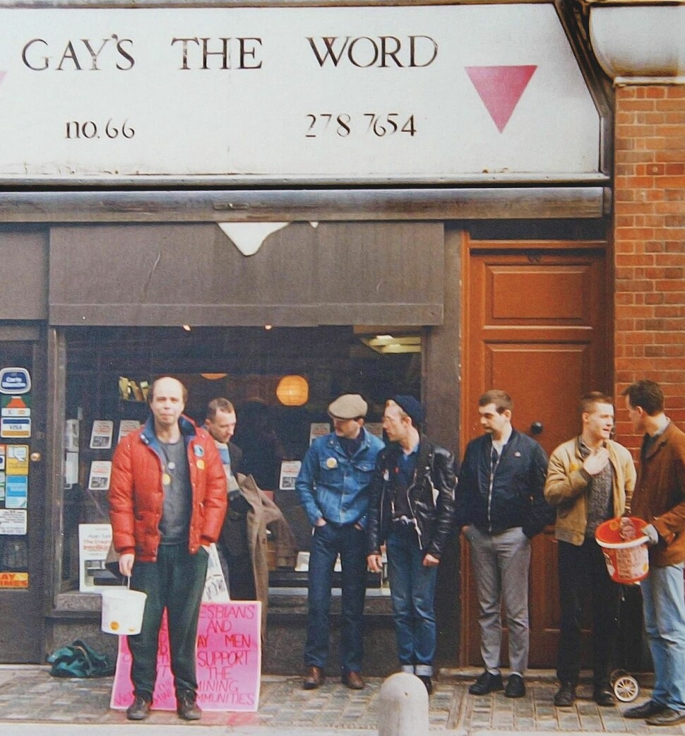 Her er noen av aktivistene i Lesbians and Gays Support Mineworkers utenfor bokhandelen Gay’s The Word i London i 1984.