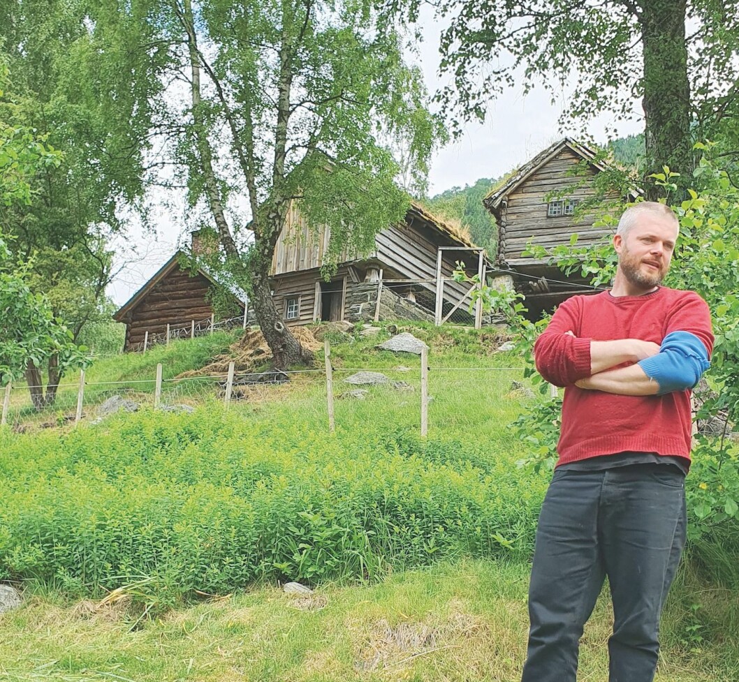 Lars Korff Lofthus begynte i sin tid på utdanning for å bli fruktdyrker. – Hagen her tar museumsgartneren seg av, men hjemme diller jeg litt med inneplanter, sier kunstneren om den forlatte karriereveien. Lars Korff Lofthus begynte i sin tid på utdanning for å bli fruktdyrker. – Hagen her tar museumsgartneren seg av, men hjemme diller jeg litt med inneplanter, sier kunstneren om den forlatte karriereveien.