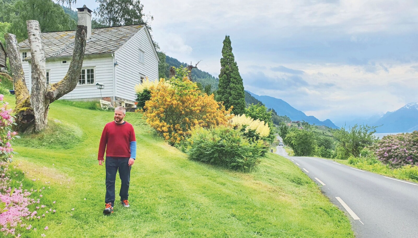 Om sommeren kuraterer Lars Korff Lofthus utstillinger på bygdemuseet Skredhaugen som er nærmeste nabo til huset han leier. – Den neste som kommer hit, er den anerkjente kunstneren Annette Kierulf, og hun sier nei til mye for å jobbe med store museumsutstillinger, sier Lofthus. Om sommeren kuraterer Lars Korff Lofthus utstillinger på bygdemuseet Skredhaugen som er nærmeste nabo til huset han leier. – Den neste som kommer hit, er den anerkjente kunstneren Annette Kierulf, og hun sier nei til mye for å jobbe med store museumsutstillinger, sier Lofthus.