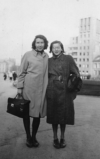Oslo 1942. Gunvor Hofmo ( t.v.) og Ruth Maier fotografert p Drammensveien foran Odd Fellow-grden i 1942. Oslo 1942. Gunvor Hofmo ( t.v.) og Ruth Maier fotografert p Drammensveien foran Odd Fellow-grden i 1942.