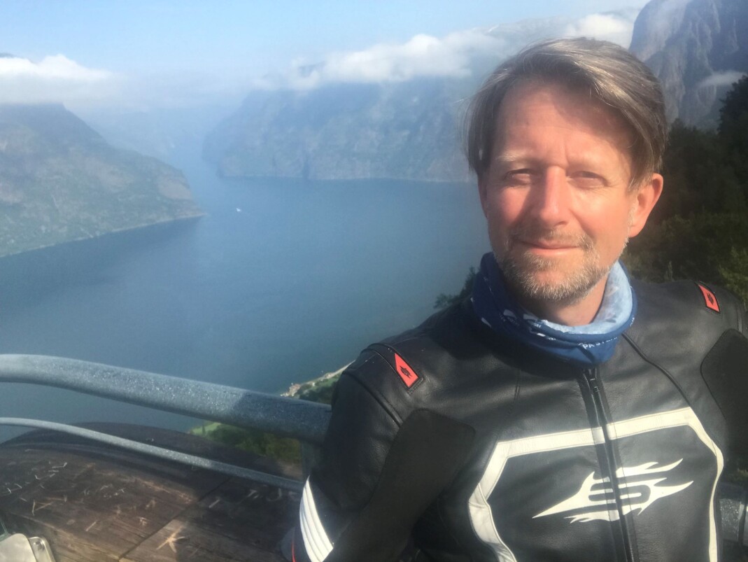 Helge Ytterøy L'orange på utsiktspunktet Stegastein ovenfor Aurland. Helge Ytterøy L'orange på utsiktspunktet Stegastein ovenfor Aurland.