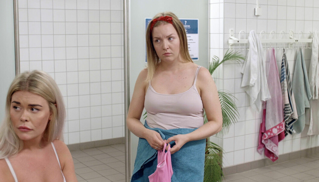 Juni, spilt av Mina Alette Høvik (t.v.), besøker svømmehallen for å bade med venninnen (Rebekka Jynge), men møter motstand når en av kvinnene i garderoben overhører at hun er transkvinne.