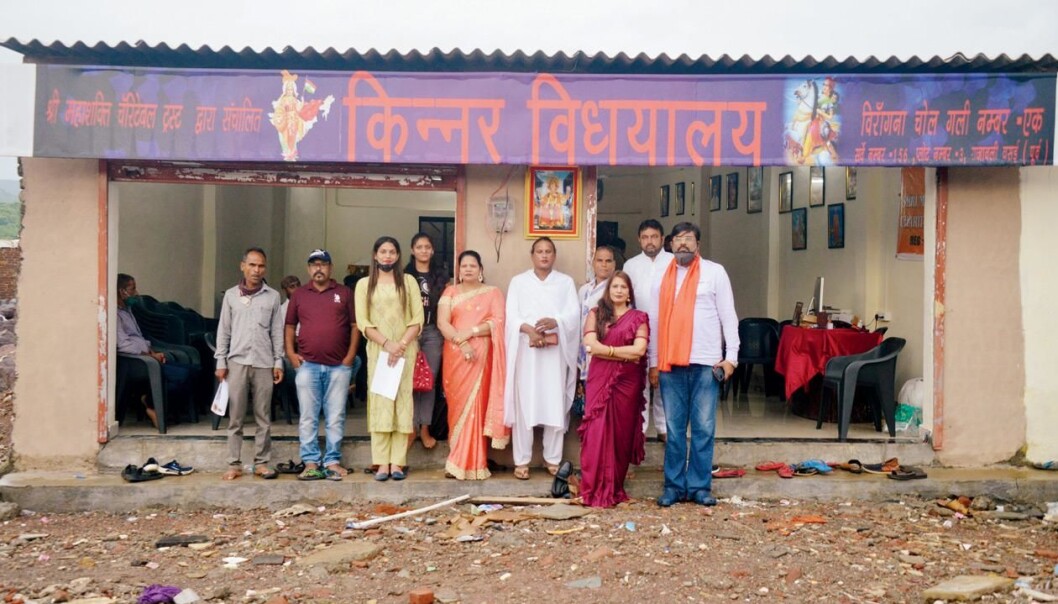 De ansatte ved Kinnar Vidhyalaya tilbyr gratis utdanning til transpersoner. De ansatte ved Kinnar Vidhyalaya tilbyr gratis utdanning til transpersoner.