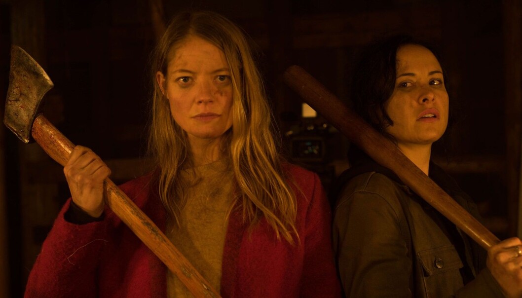 Renee (Tommie-Amber Pirie) og Valerie (Sarah Allen) slår tilbake i den lesbiske «slasher»-filmen «The Retreat» (2020). Renee (Tommie-Amber Pirie) og Valerie (Sarah Allen) slår tilbake i den lesbiske «slasher»-filmen «The Retreat» (2020).