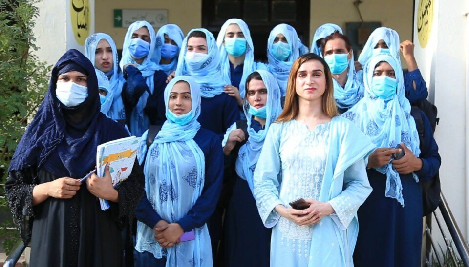 Lærer Alisha Sherazi (foran) poserer med skolens elever.