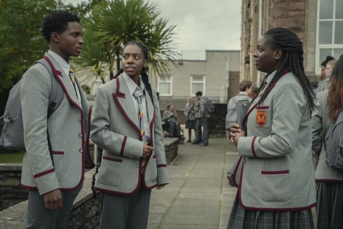 Jackson (Kedar Williams-Stirling), Cal (Dua Saleh) og Viv (Chinenye Ezeudu) i «Sex Education». Jackson (Kedar Williams-Stirling), Cal (Dua Saleh) og Viv (Chinenye Ezeudu) i «Sex Education».