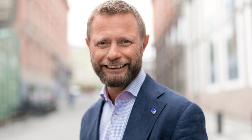 Helseminister Bent Høie deler erfaringer om helsearbeid for skeive under WorldPride