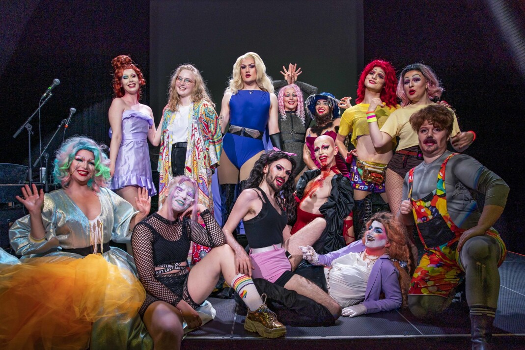Bak fra venstre: Ayama Star, Maya Cecilie Ellingsen, Dana Lights, Emma Fended, Monique Cherrypop, Vera Brå, Meryl D'Ark Foran fra venstre: Nabi Yeon Geisha, Veela Voulez Vous, Jessica Fuckit, Eliza Fierce, Maple Thorpe, Elektra Puzzz. Bak fra venstre: Ayama Star, Maya Cecilie Ellingsen, Dana Lights, Emma Fended, Monique Cherrypop, Vera Brå, Meryl D'Ark Foran fra venstre: Nabi Yeon Geisha, Veela Voulez Vous, Jessica Fuckit, Eliza Fierce, Maple Thorpe, Elektra Puzzz.