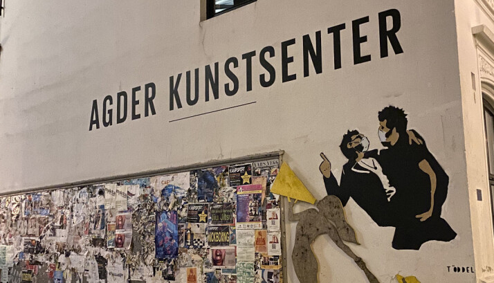 På veggen til Agder Kunstsenter vil du kunne se kunstneren Töddels verk «the lovers vol II». Bildet er en adapsjon av Pøbels «the lovers» og er Töddels bidrag til Skeive Sørlandsdager 2021. Töddel donerer også silketrykk av verket til Fri Agder for å støtte deres arbeid til fremme for mangfoldet. På veggen til Agder Kunstsenter vil du kunne se kunstneren Töddels verk «the lovers vol II». Bildet er en adapsjon av Pøbels «the lovers» og er Töddels bidrag til Skeive Sørlandsdager 2021. Töddel donerer også silketrykk av verket til Fri Agder for å støtte deres arbeid til fremme for mangfoldet.