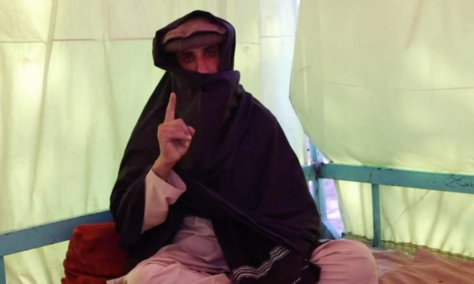 Talibans dommer, Gul Rahim, uttalte at homofile under deres styre vil straffes med steining eller såkalt «veggvelting». Talibans dommer, Gul Rahim, uttalte at homofile under deres styre vil straffes med steining eller såkalt «veggvelting».