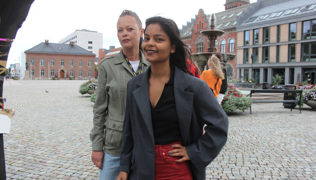 Irene Bakkevold og Jaya Helena Seljestad mener at de gjentatte hærverkene på regnbuen på Torvet i Kristiansand, viser at den er nødvendig. Skadene er lappet sammen med blomster, pleksiglass og stjerner fordi kunstnerne ønsker at folk skal se at den er angrepet. Irene Bakkevold og Jaya Helena Seljestad mener at de gjentatte hærverkene på regnbuen på Torvet i Kristiansand, viser at den er nødvendig. Skadene er lappet sammen med blomster, pleksiglass og stjerner fordi kunstnerne ønsker at folk skal se at den er angrepet.