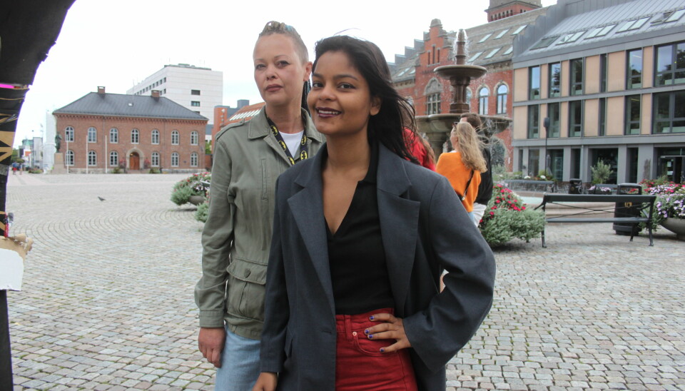 Irene Bakkevold og Jaya Helena Seljestad mener at de gjentatte hærverkene på regnbuen på Torvet i Kristiansand, viser at den er nødvendig. Skadene er lappet sammen med blomster, pleksiglass og stjerner fordi kunstnerne ønsker at folk skal se at den er angrepet.