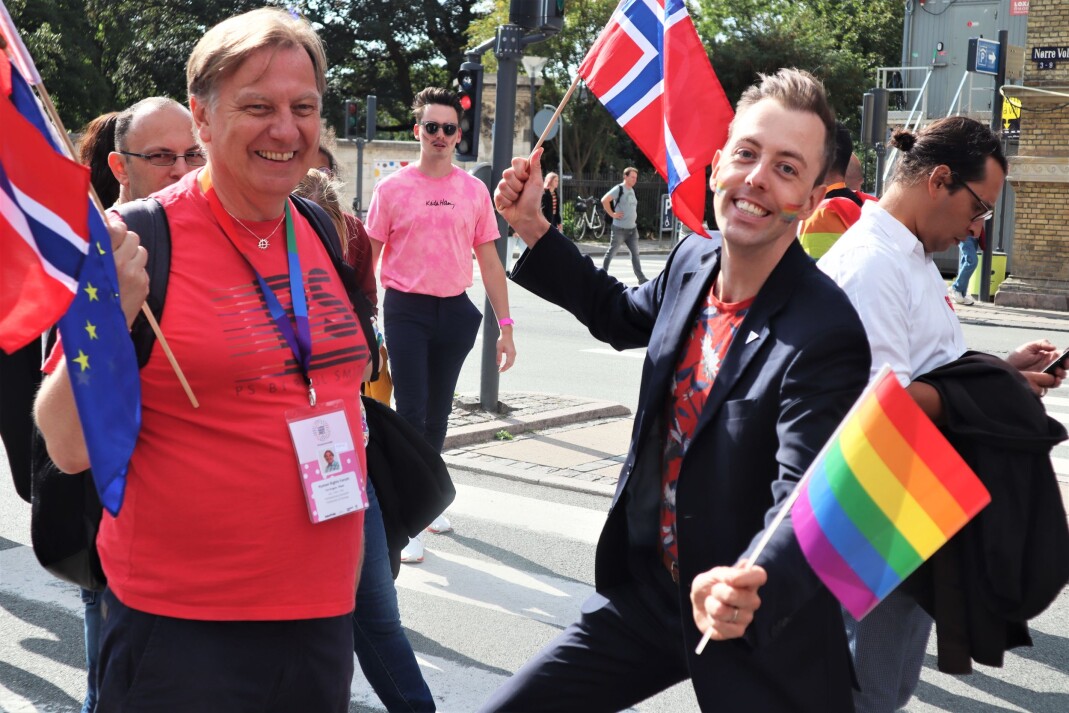 Tor-Hugne Olsen (til venstre), leder for Foreningen Sex og Politikk, og stortingspolitiker Nicholas Wilkinson (SV), var selvsagt på plass i paraden for å feire avslutningen på ti hektiske dager. Debatter, aktivisme og internasjonale nettverks-møter er en stor del av WorldPride. Tor-Hugne Olsen (til venstre), leder for Foreningen Sex og Politikk, og stortingspolitiker Nicholas Wilkinson (SV), var selvsagt på plass i paraden for å feire avslutningen på ti hektiske dager. Debatter, aktivisme og internasjonale nettverks-møter er en stor del av WorldPride.