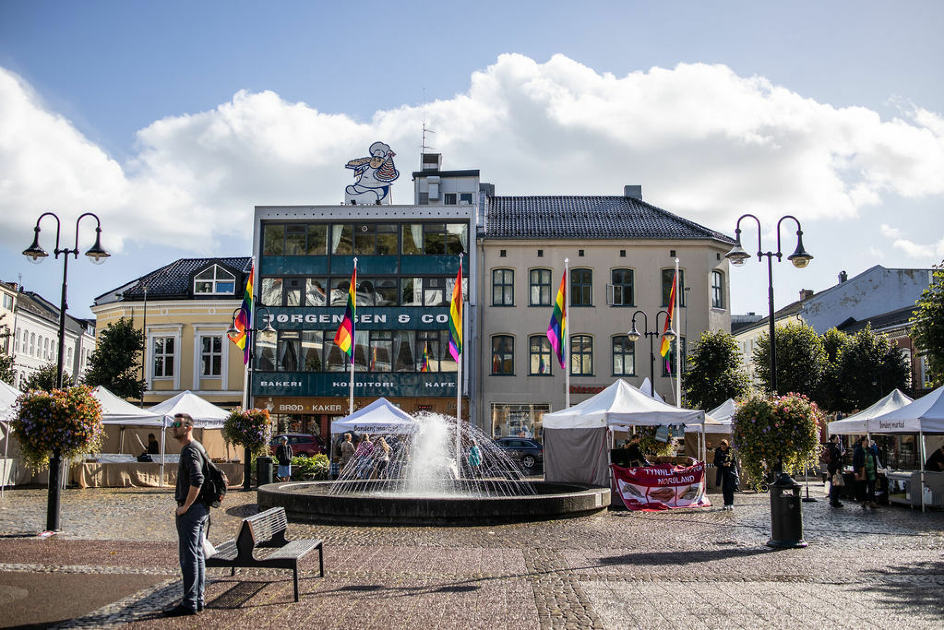 I år skal Arendal igjen pyntes i regnbuefarger.