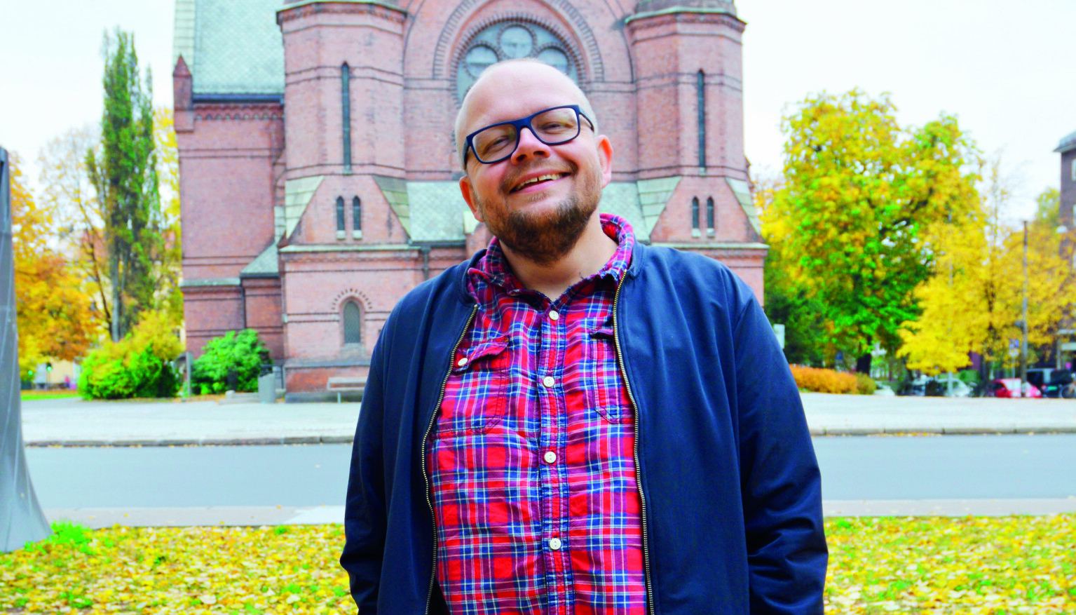 Bjørn Hatterud (44) er forfatter, kulturskribent, kunstkritiker, kurator og musiker. Har gitt ut bøkene «Mot Normalt», Samlaget, 2018, og «Mjøsa rundt med mor», Samlaget, 2020.