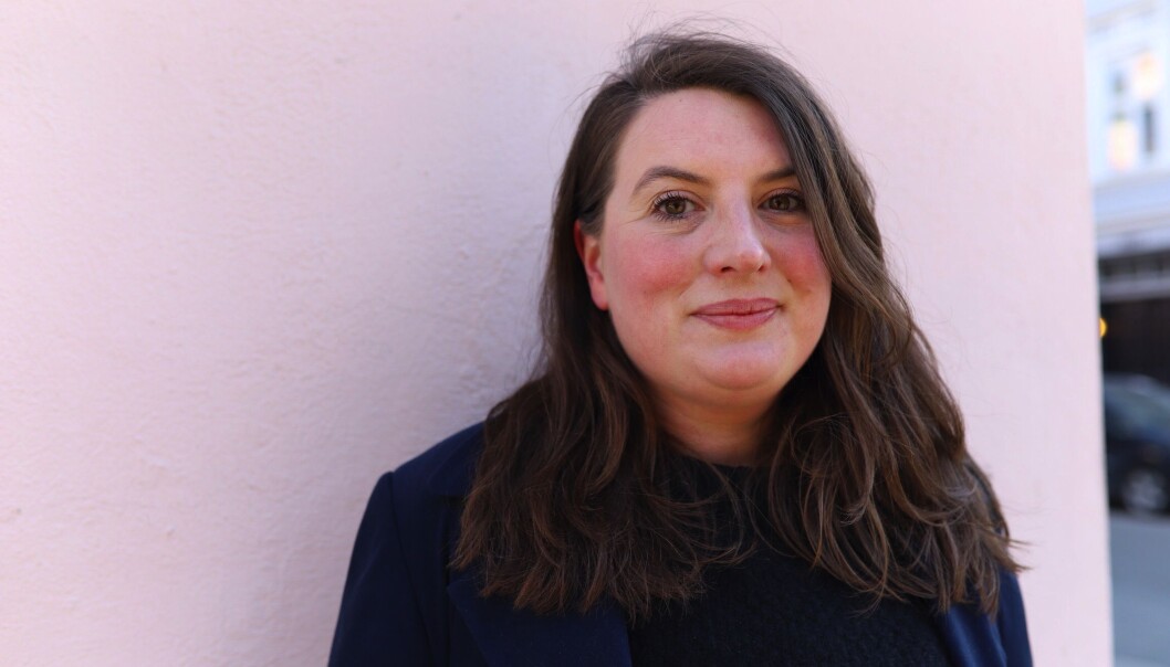 Bokdebutanten Stina Vogt har en master fra Litterär Gestaltning i Göteborg. «Men hvordan skal jeg gråte når det blomstrer så voldsomt langs veiene?» er en poetisk fortelling om tre generasjoner kvinner under samme tak, der samholdet er sterkt og barndommen fri. Bokdebutanten Stina Vogt har en master fra Litterär Gestaltning i Göteborg. «Men hvordan skal jeg gråte når det blomstrer så voldsomt langs veiene?» er en poetisk fortelling om tre generasjoner kvinner under samme tak, der samholdet er sterkt og barndommen fri.