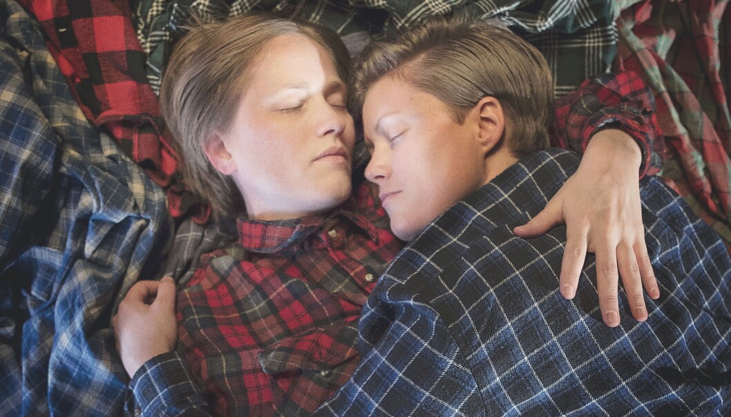 I danseprosjektet «Butch Tribute» møter vi Marte Reithaug Sterud og Ann-Christin Kongsness i tre forskjellige forestillinger. – Vi ville at både musikken og kostymene skulle være tett knyttet til butchen. Karakterene er komplekse, mens strukturene i dansen er enkle. I danseprosjektet «Butch Tribute» møter vi Marte Reithaug Sterud og Ann-Christin Kongsness i tre forskjellige forestillinger. – Vi ville at både musikken og kostymene skulle være tett knyttet til butchen. Karakterene er komplekse, mens strukturene i dansen er enkle.