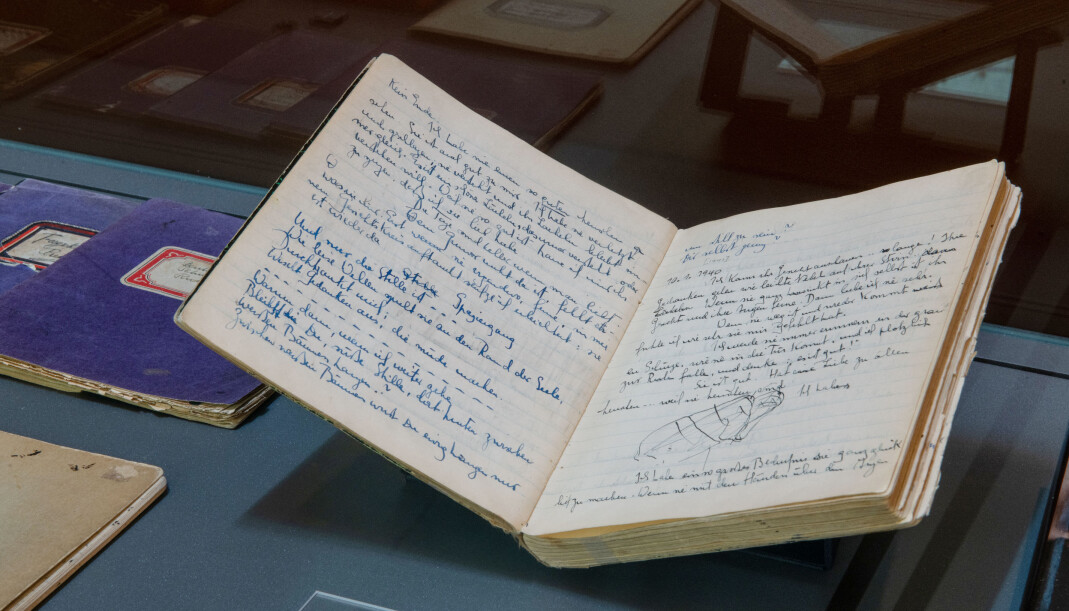 I Nasjonalbibliotekets utstilling «Ja er det korteste ordet i verden» kan du blant annet se dagbøkene til Hofmos kjæreste, Ruth Maier. I Nasjonalbibliotekets utstilling «Ja er det korteste ordet i verden» kan du blant annet se dagbøkene til Hofmos kjæreste, Ruth Maier.