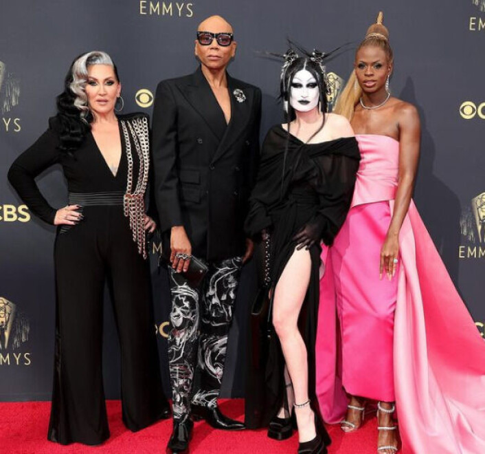Michelle Visage (t.v), RuPaul, Gottmik og Symone på den røde løperen. Michelle Visage (t.v), RuPaul, Gottmik og Symone på den røde løperen.