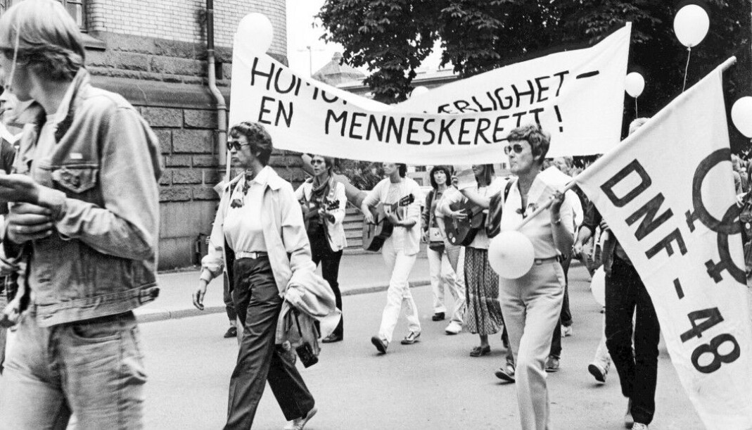 1982: Kim Friele (t.h.) sammen med Wenche Lowzow i det første homotoget i Norge som gikk i Karl Johans gate, ti år etter avskaffelsen av paragraf 213. 1982: Kim Friele (t.h.) sammen med Wenche Lowzow i det første homotoget i Norge som gikk i Karl Johans gate, ti år etter avskaffelsen av paragraf 213.
