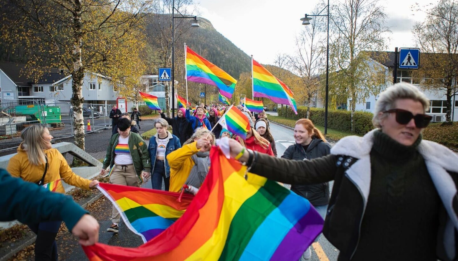 Åfjord Pride arrangeres for andre gang i år. Bildet er fra fjorårets parade gjennom sentrum. Åfjord Pride arrangeres for andre gang i år. Bildet er fra fjorårets parade gjennom sentrum.