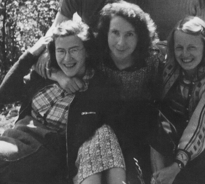 Fra venstre: Ruth Maier, Gunvor Hofmo og Karen Schou. «Jeg så min venninne, / den eneste, jeg så henne / gå, for å dø», skrev Gunvor Hofmo i det selvbiografiske diktet «Jeg har våket» fra 1954. Den eneste er Ruth Maier, flykningen fra Wien, som ble deportert fra Oslo til Auschwitz i 1942.